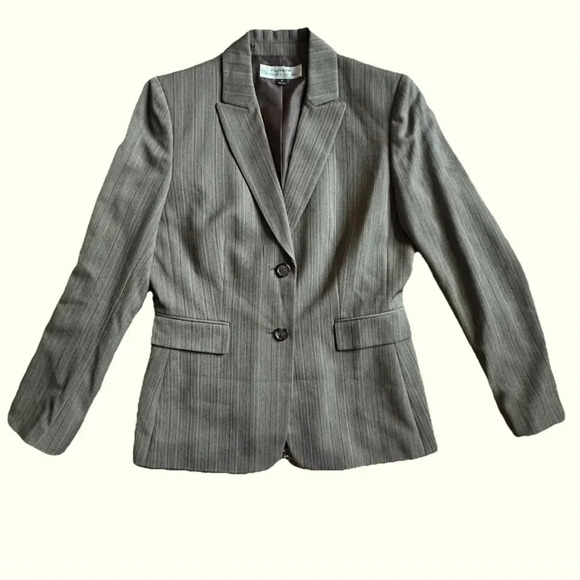 Tahari Arthur Levine Women Size 8
Beige Pinstripe Two Button Blazer
Jacket - Picture 1 of 6